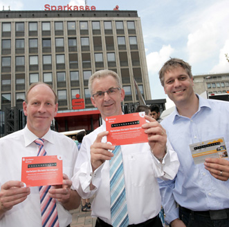 berbürgermeister Bernd Tischler (links) und der Vorstandsvorsitzende der Bottroper Sparkasse, Thomas Schmidt, präsentieren die Thermocard zusammen mit Ideengeber Dr. Jens Watenphul